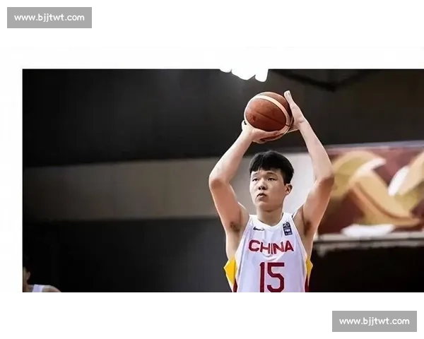 杨瀚森首秀引球迷热捧，签名战靴赠小将暖爆 NBA